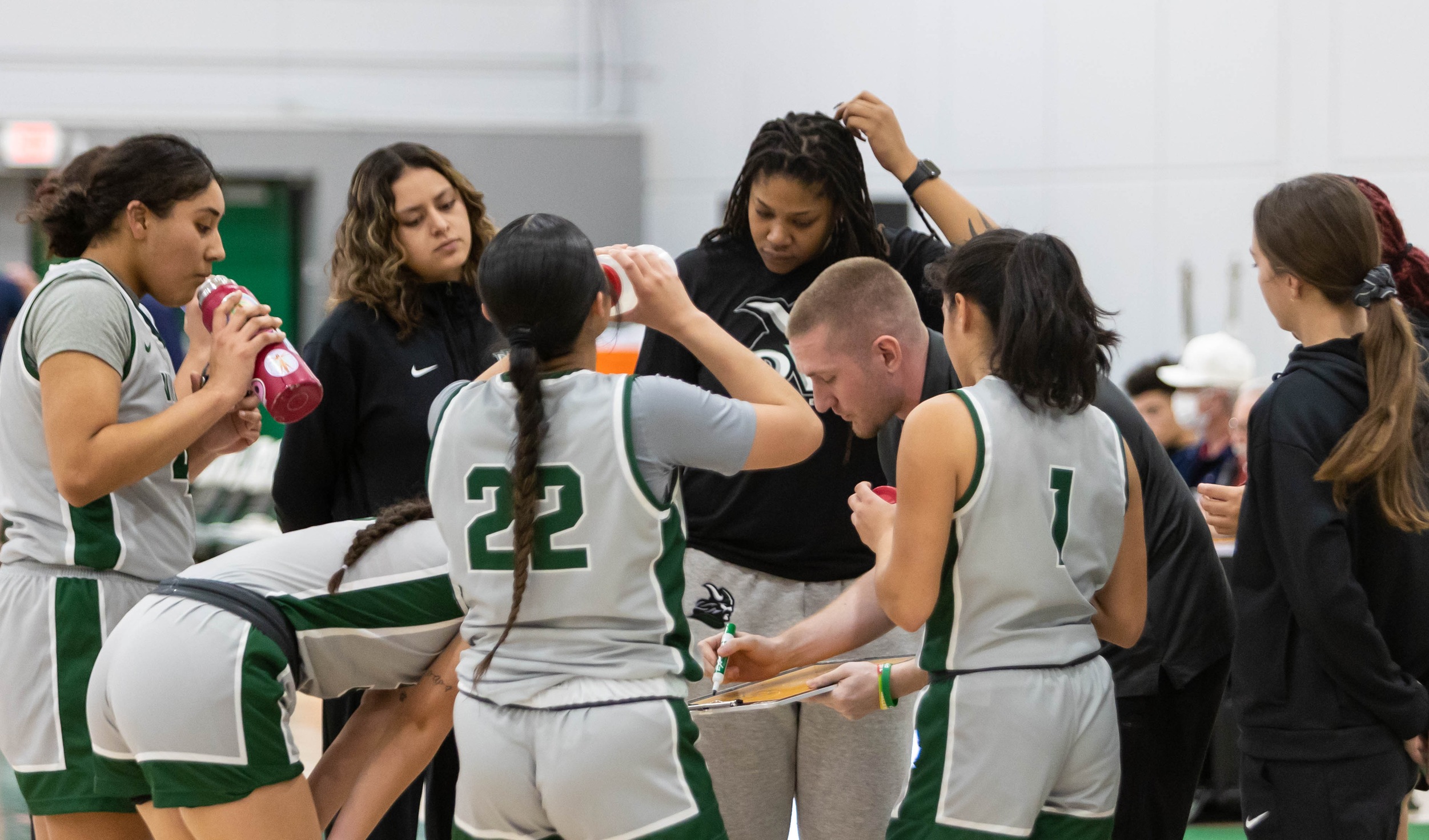 Women's Basketball takes down Skisyous in home opener, 75-70