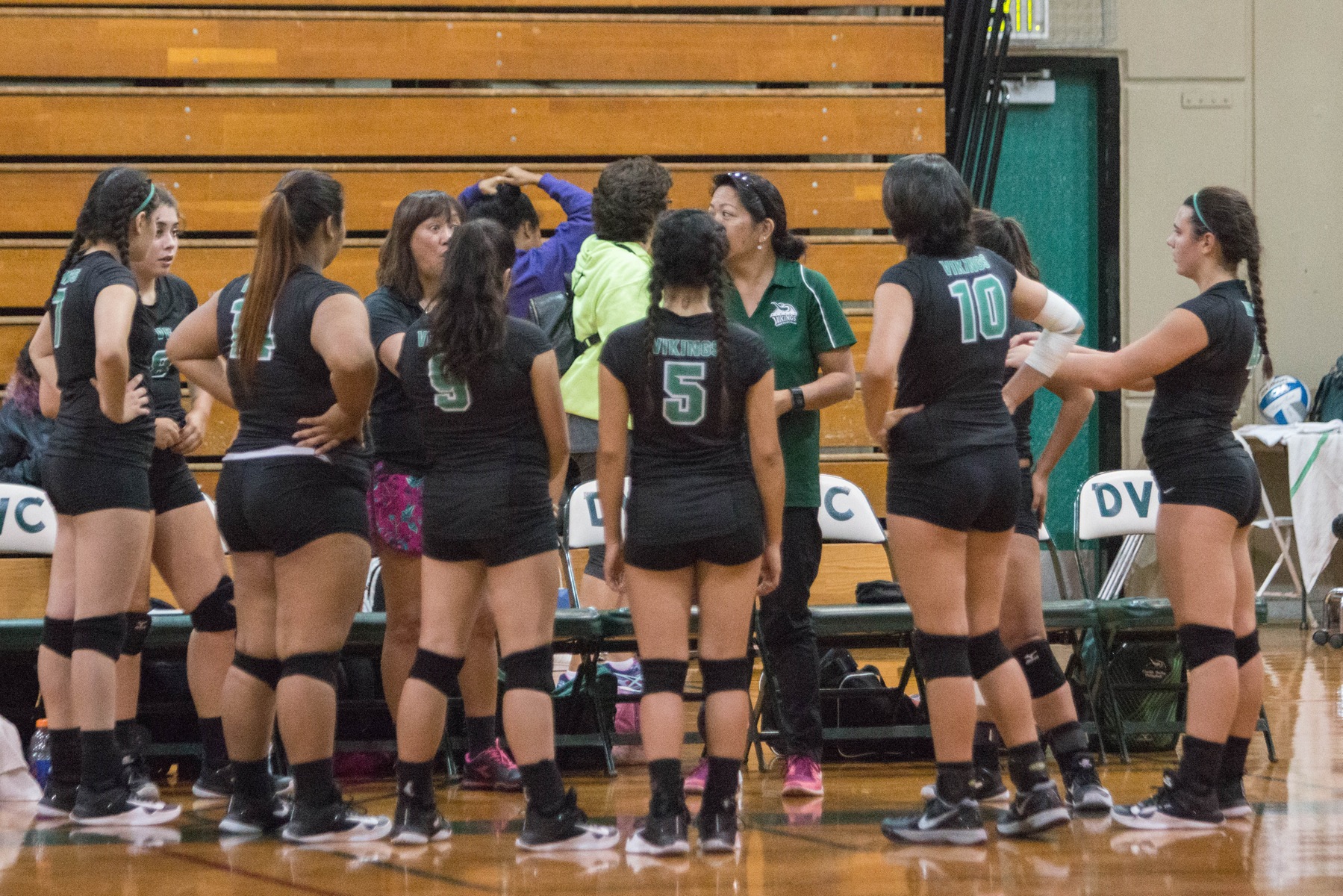 Women's Volleyball goes 1-3 in opening week